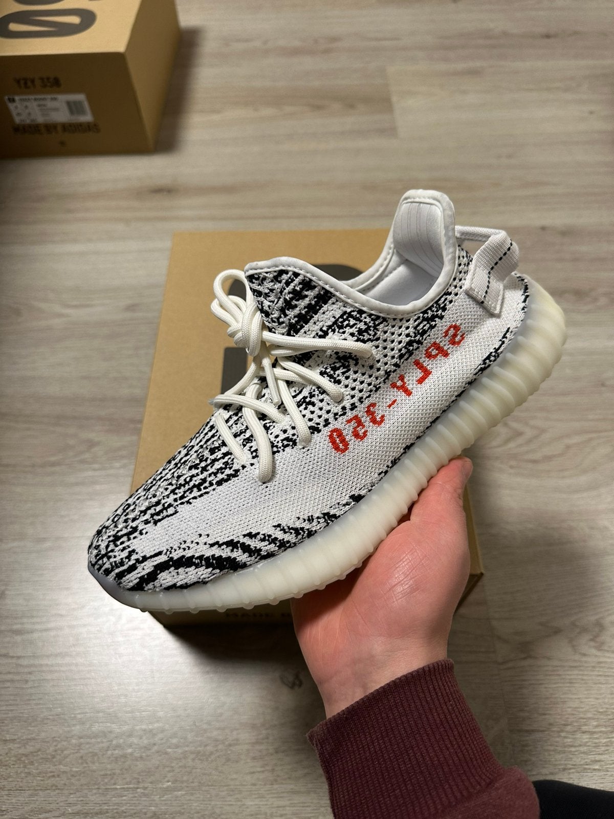 Yeezy Boost 350 V2 Zebra 39 1/3, Kleding | Heren, Schoenen, Ophalen of Verzenden, Nieuw, Overige kleuren