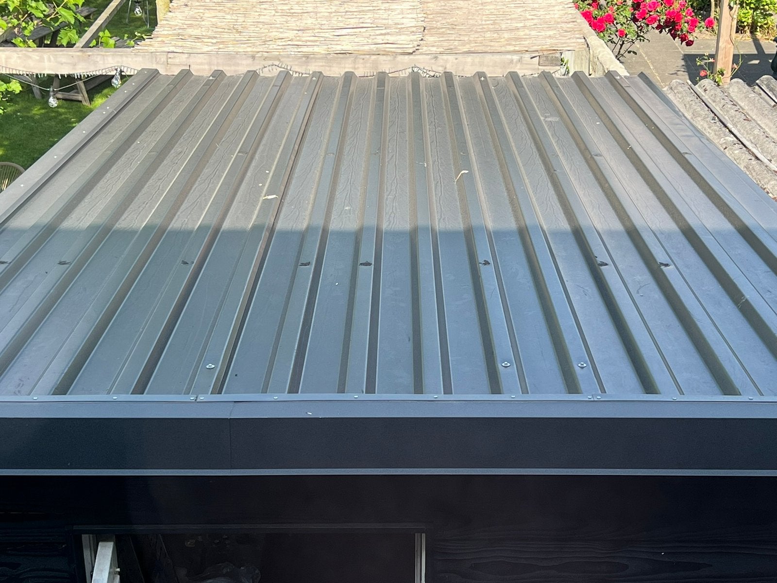 2 geïsoleerde trapezium dakplaten, 10 tot 15 m², Zwart, Zo goed als nieuw, Metaal