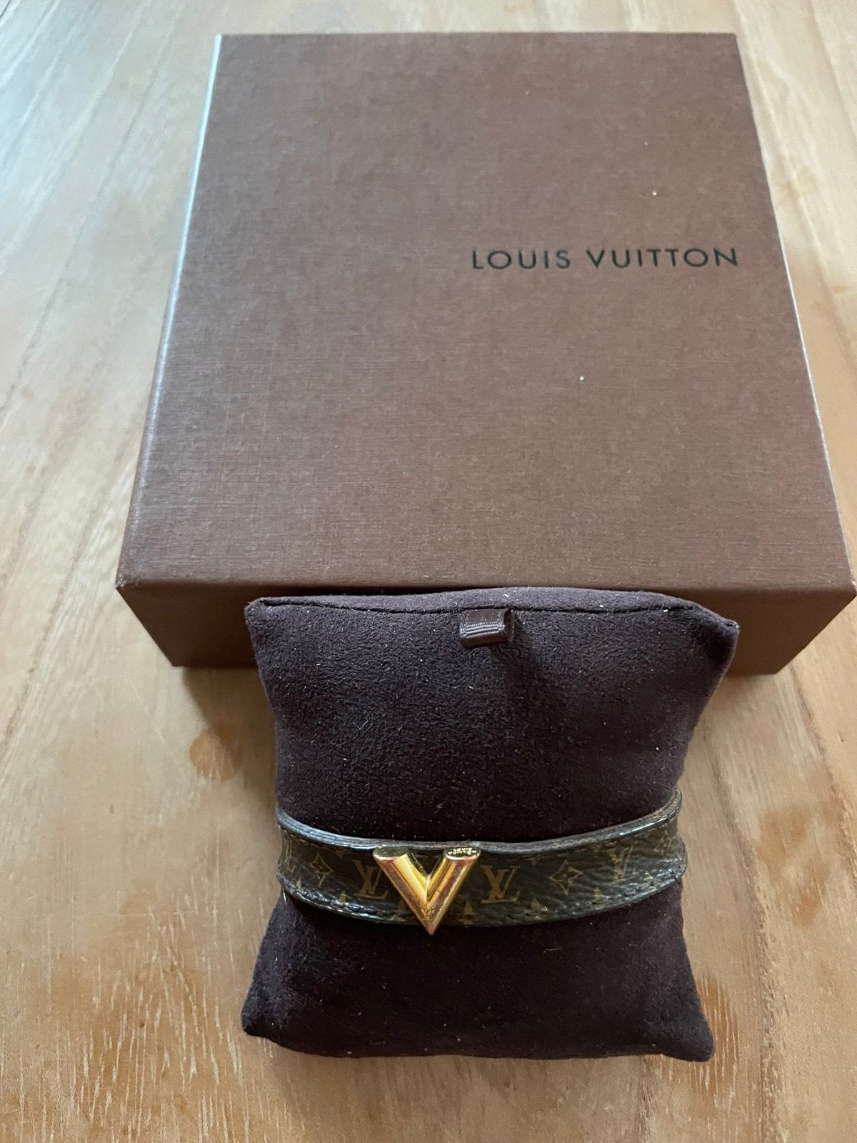 Louis Vuitton Monogram Bracelet met Gouden V-detail, Ophalen of Verzenden, Gebruikt, Bruin, Leer