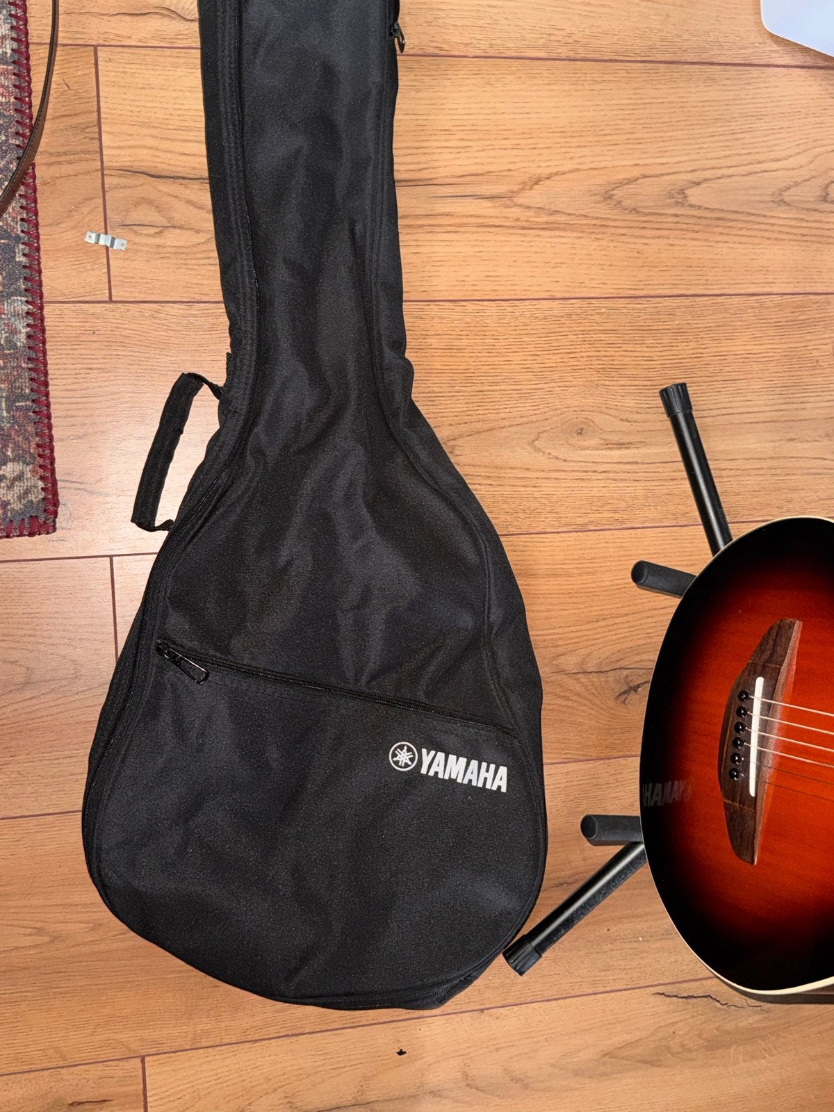Foto 8 van Yamaha APXT2 akoestische gitaar met AMP , tas en standaard