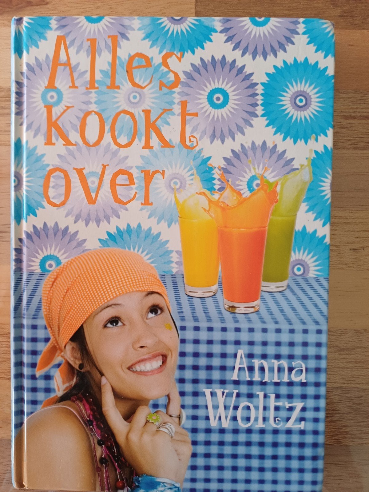 Anna Woltz - Alles kookt over, Boeken, Ophalen of Verzenden, Zo goed als nieuw, Anna Woltz