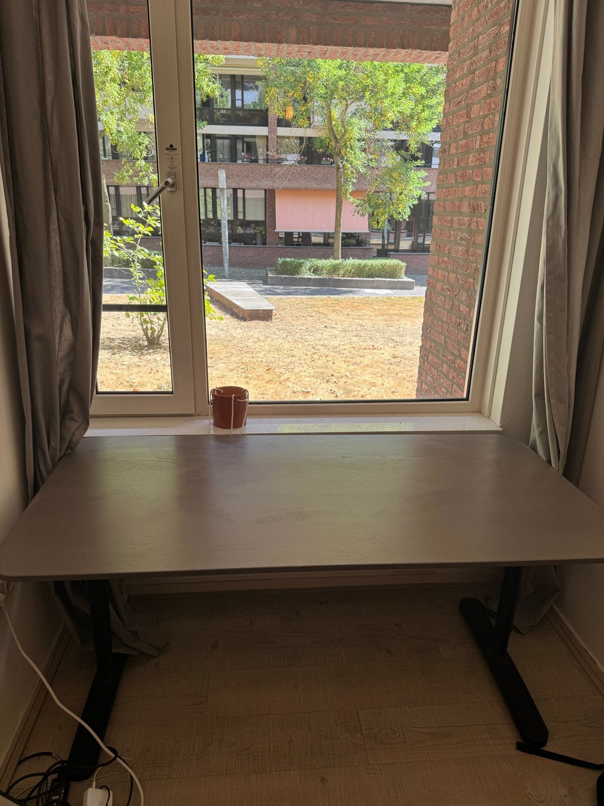 IKEA Tafel/Bureau met Afgeronde Hoeken en Zwart Onderstel, Ophalen, Gebruikt, Hout, IKEA