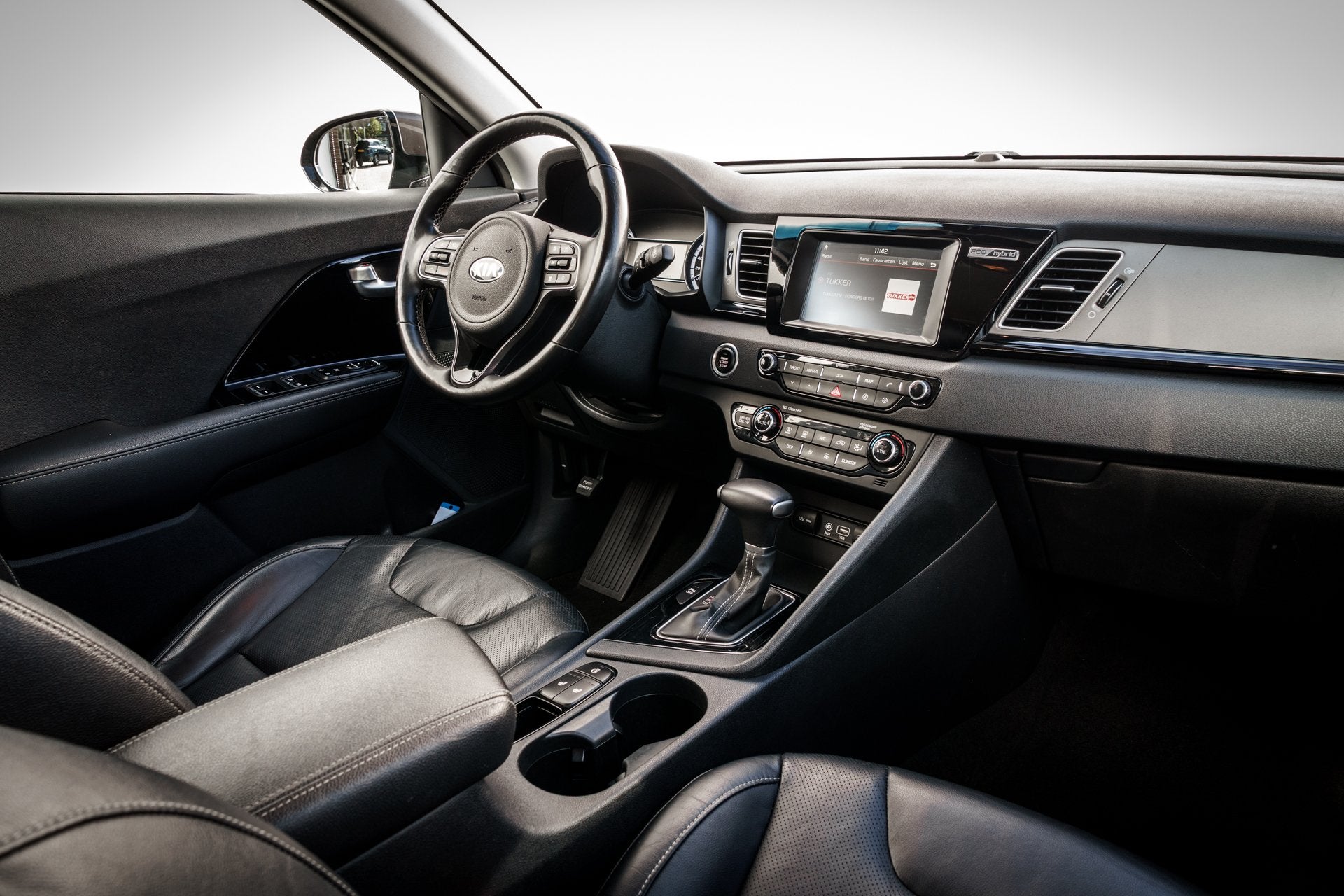 Foto 3 van Kia Niro 1.6 GDi Hybrid BusinessLine I Zwart Leder I Trekhaa