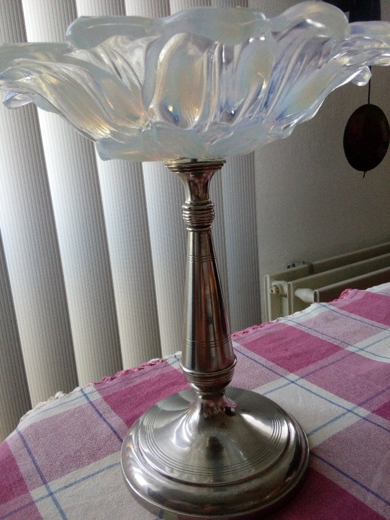Art deco tafelstuk op een chromen voet en opalescence glas, Ophalen