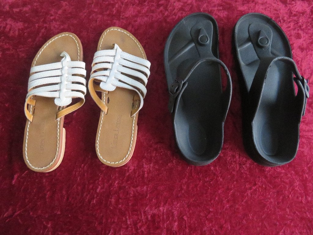 SLIPPERS TEENSLIPPERS 2X Zwart en Wit. Zwart is van Plastic, Ophalen of Verzenden, Zwart, Slippers