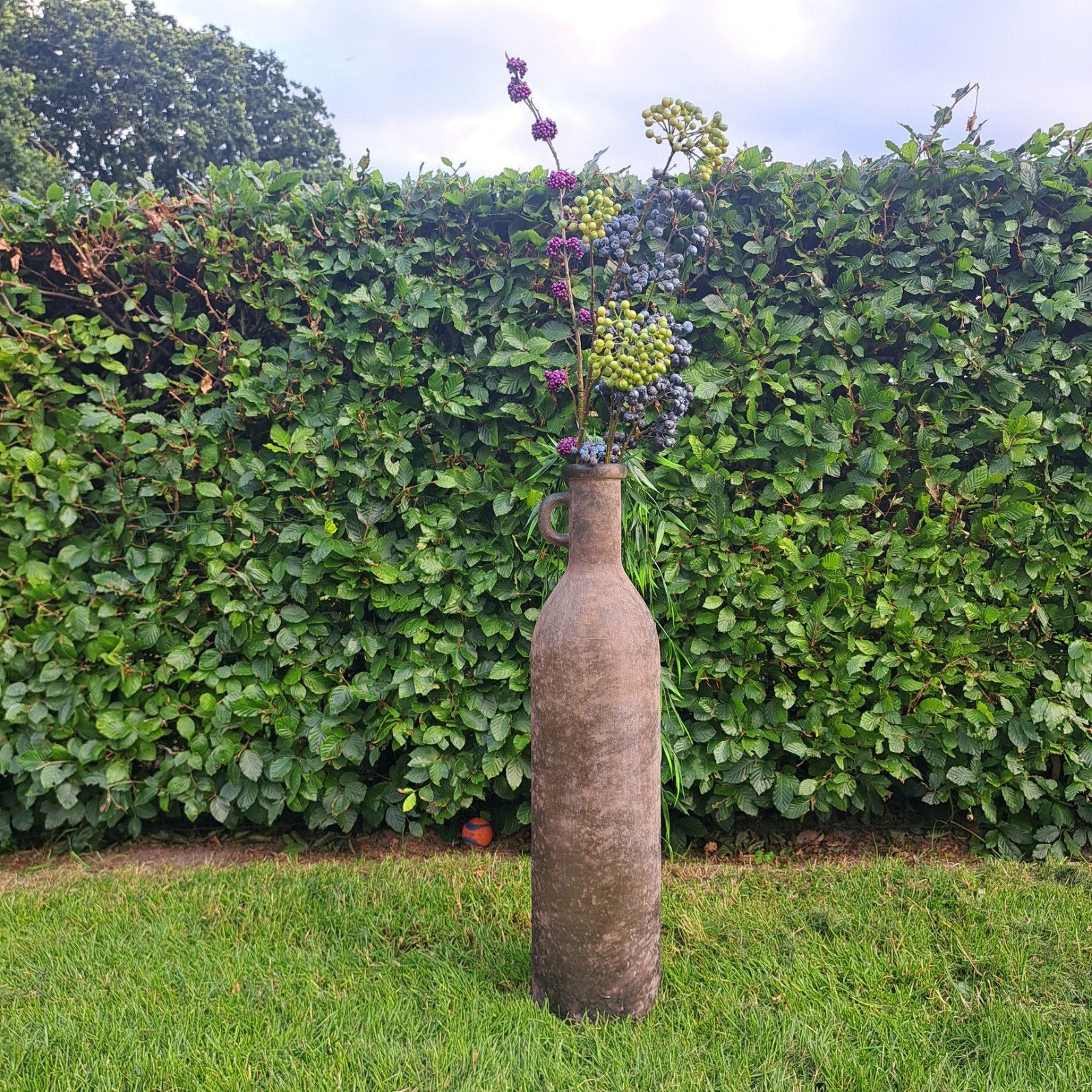 Hoge ronde grijze stenen vaas met oortje en bloemen, Ophalen