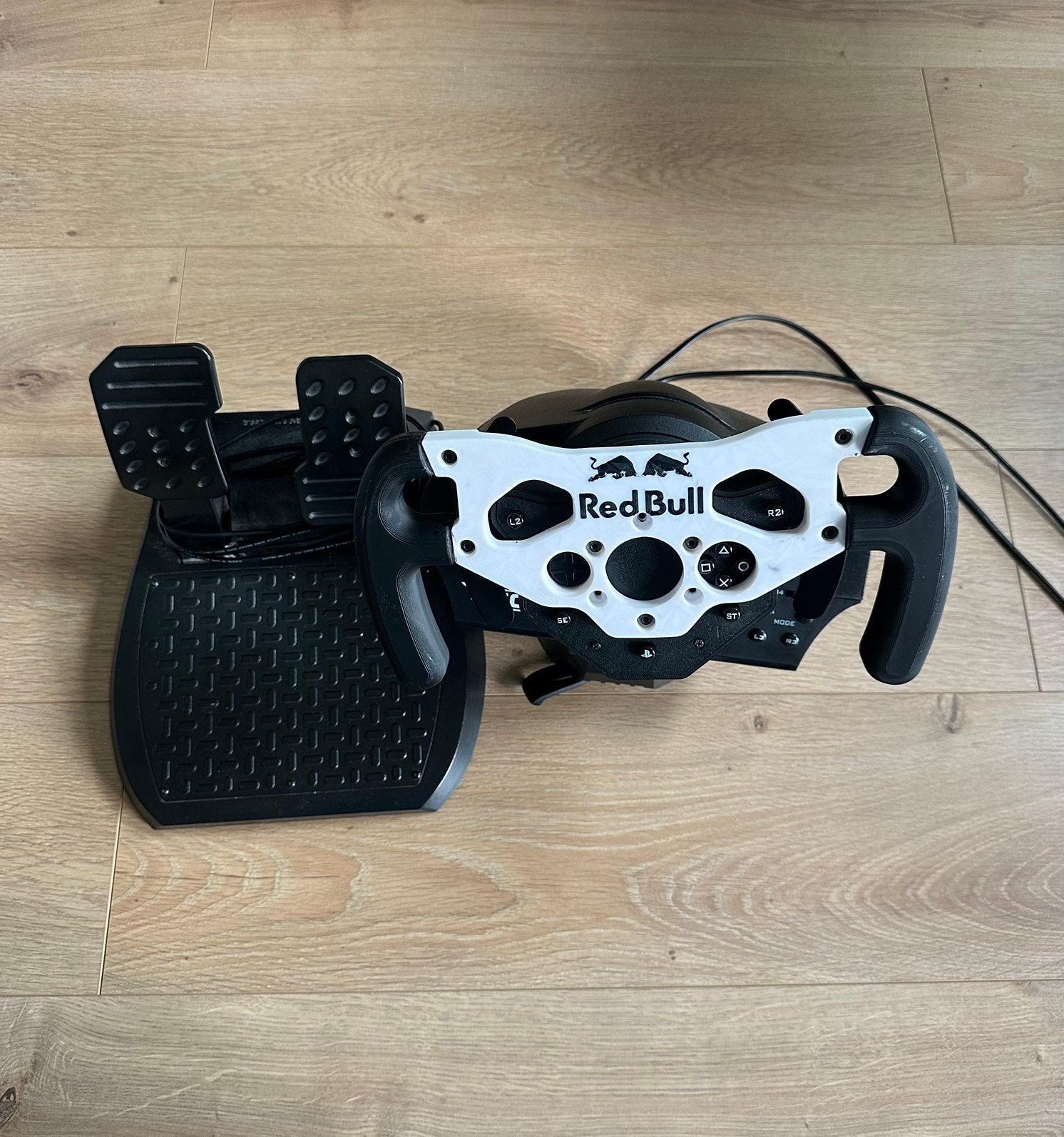 Thrustmaster T150 met RedBull F1 Mod en Pedalen, Racestuur, Force feedback, Ophalen of Verzenden, Zo goed als nieuw