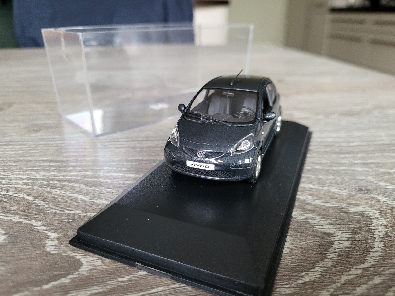 Toyota Aygo minichamps schaal 1:43, Hobby en Vrije tijd, Modelauto's | 1:43, Ophalen of Verzenden, Zo goed als nieuw, Auto, MiniChamps