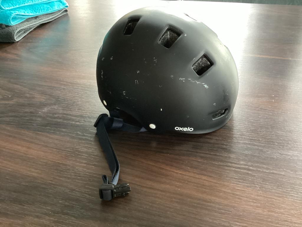 Zwarte skate helm - merk Oxelo, ideaal om te bestickeren, Sport en Fitness, Ophalen of Verzenden, Gebruikt, Bescherming