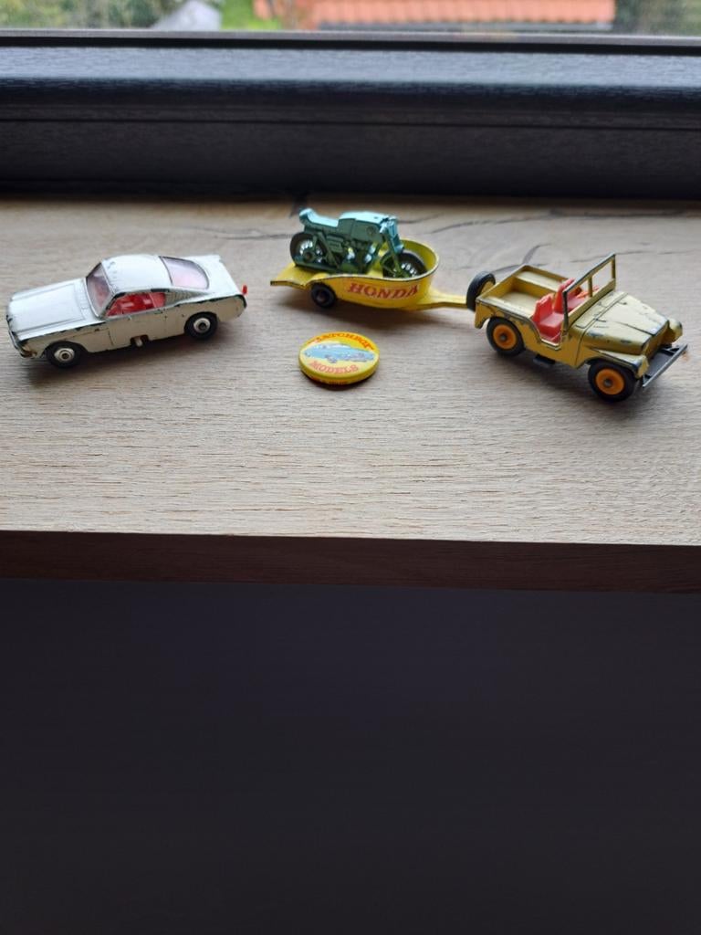 Jaren 60/70 Matchbox setje en speldje, Hobby en Vrije tijd, Modelauto's | Overige schalen, Ophalen of Verzenden