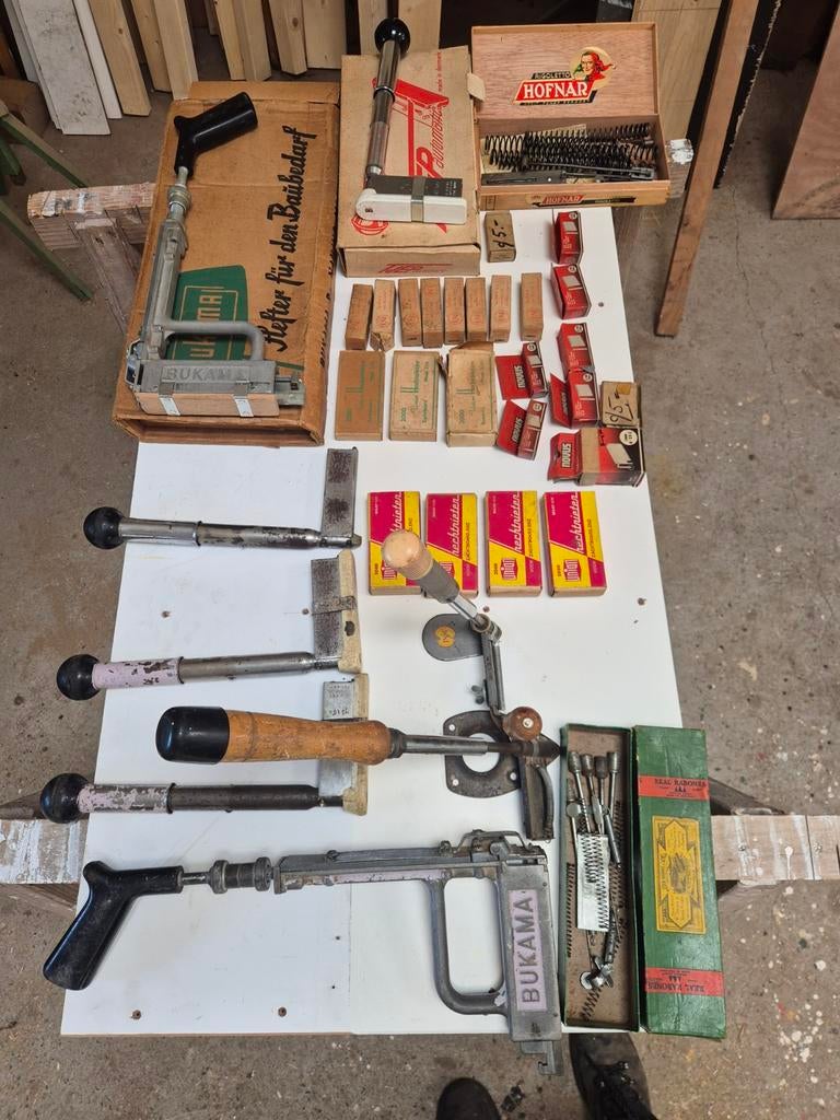 Tekoop handtakkers nietmachines nieten, Ophalen of Verzenden