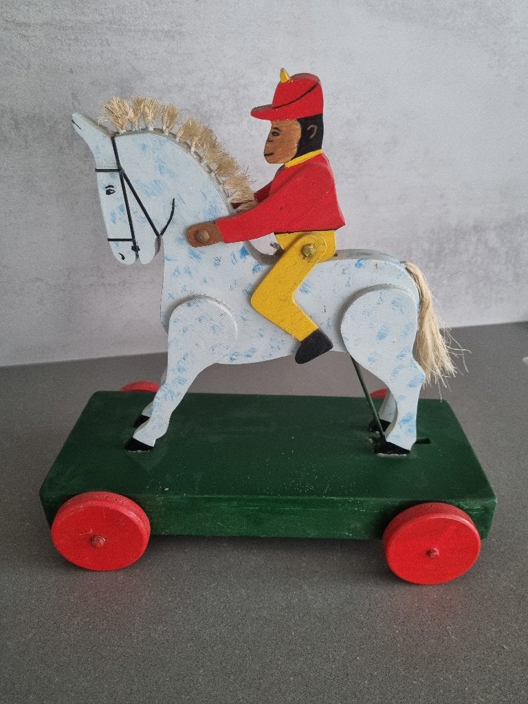 Vintage houten speelgoed / trekfiguur een aapje op een paard, Ophalen of Verzenden