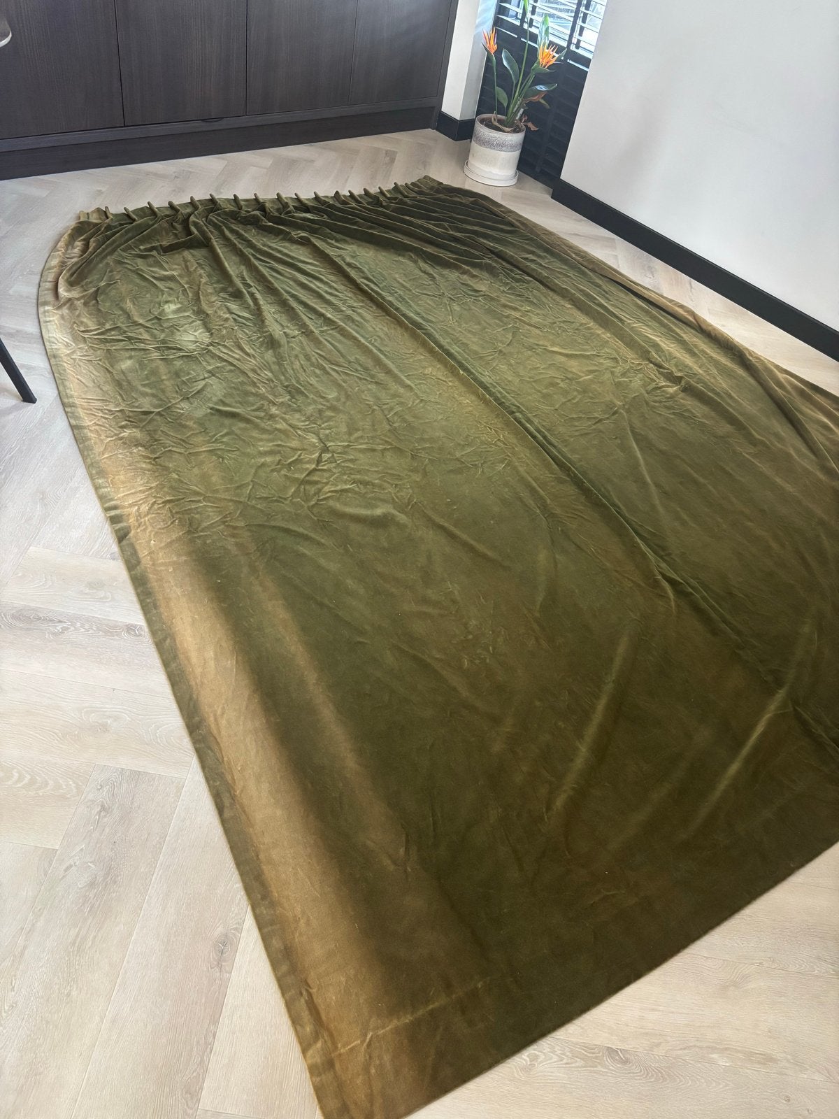 2x Vintage Gordijnen - Olijfgroen Fluweel, Huis en Inrichting, Stoffering | Gordijnen en Lamellen, Ophalen, Gebruikt, Fluweel