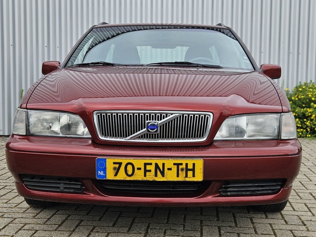 Volvo V70 2.4 Polar /Dealer Onderhouden/Youngtimer/Airco!, Auto's, Oldtimers, Voorwielaandrijving, Stof, Origineel Nederlands