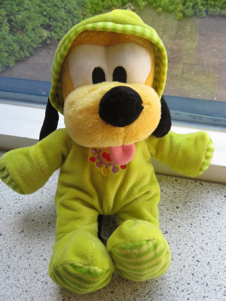 Disney hond Pluto met groen velours pakje merk Nicotoy, Disney, Zo goed als nieuw, Wasbaar, Middelgroot (20 tot 80 cm)