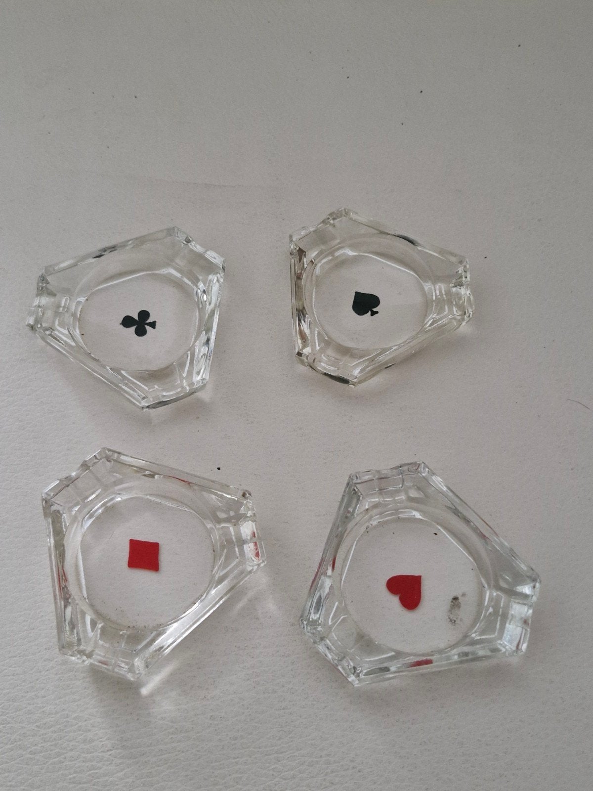 Set van 4 glazen asbakken met speelkaart symbolen, Ophalen of Verzenden, Gebruikt
