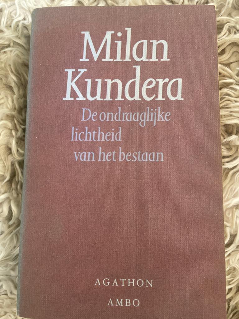 De ondraaglijke lichtheid van het bestaan - Milan Kundera, Ophalen of Verzenden, Gelezen, Europa overig
