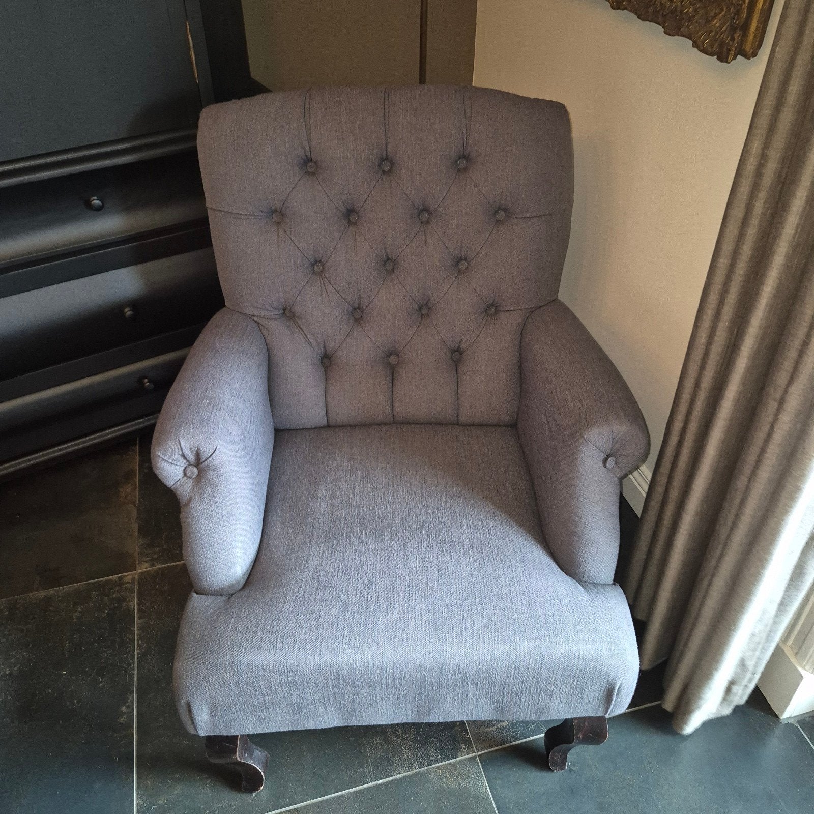 Landelijke grijze fauteuil gecapitoneerd, Ophalen, Klassiek, Tijdloos,  Landelijk, Zo goed als nieuw, Eén