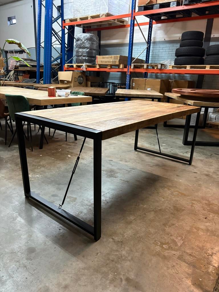 Robuuste eettafel mangohout met metalen onderstel, Antiek en Kunst, Antiek | Meubels | Tafels, Ophalen of Verzenden