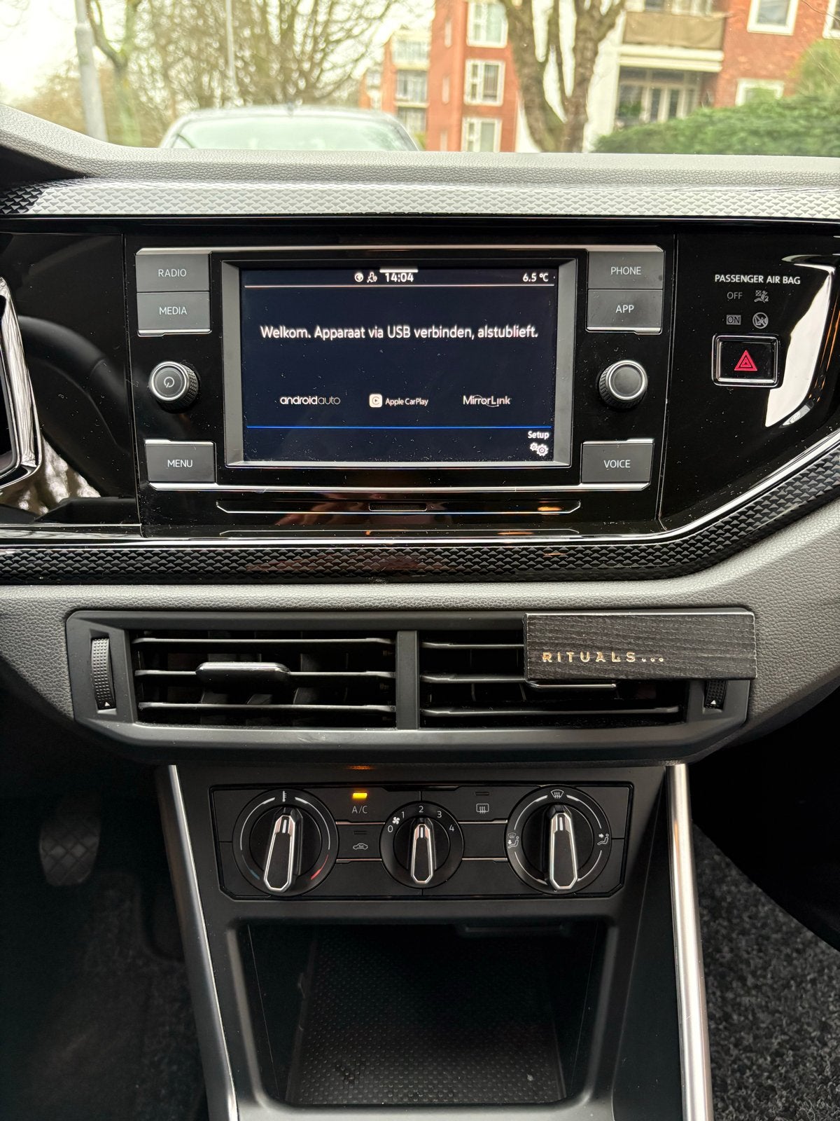 Volkswagen Polo 1.0 TSI 95pk 2022 Zwart APK 2028, Auto's, Voorwielaandrijving, Stof, 1072 kg, Origineel Nederlands