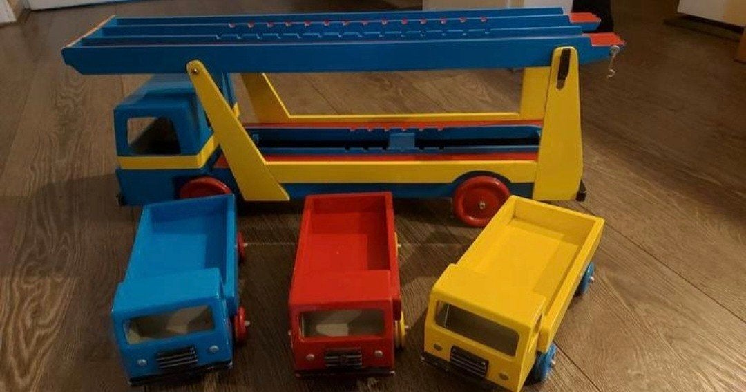 Unieke handgemaakte oplegger met 3 bijpassende vrachtwagens, Kinderen en Baby's, Speelgoed | Houten speelgoed, Ophalen, Gebruikt