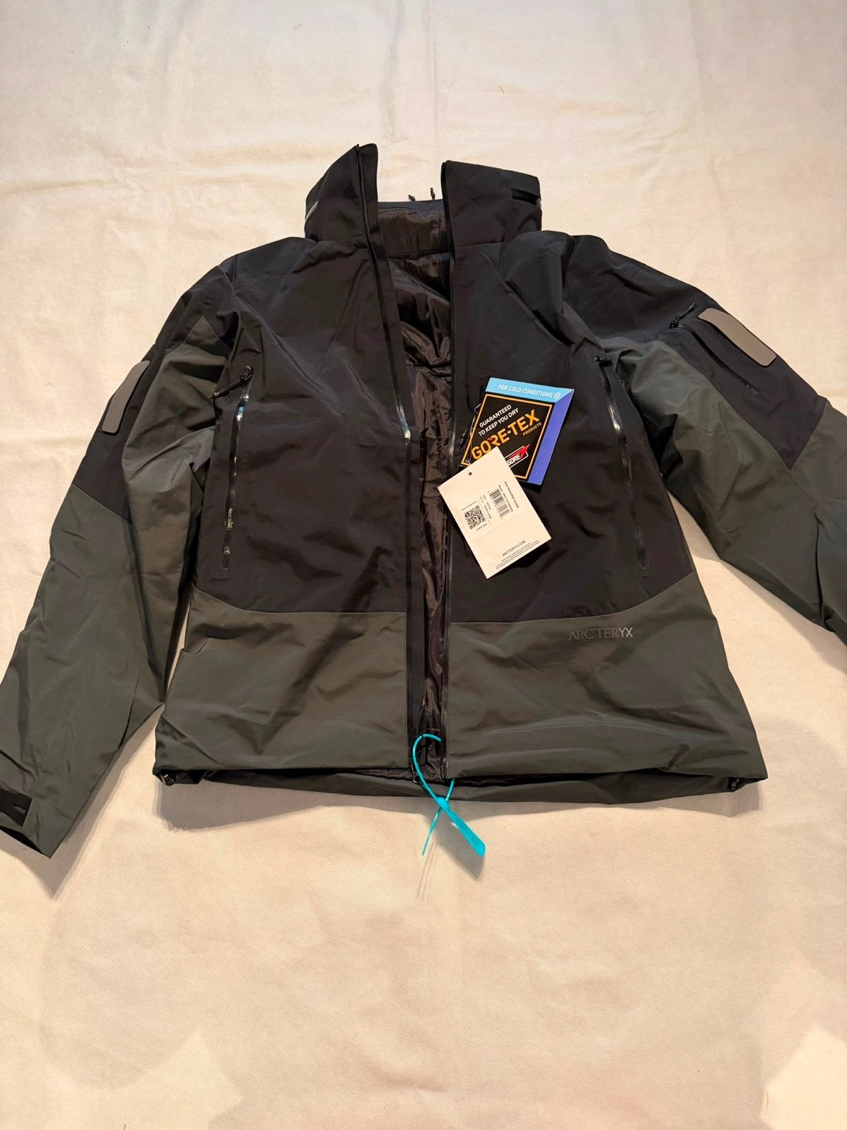 Nieuwe Arc'teryx Axis Insulated Jacket - Maat XL, Ophalen of Verzenden, Nieuw, Maat 46/48 (XL) of groter, Zwart