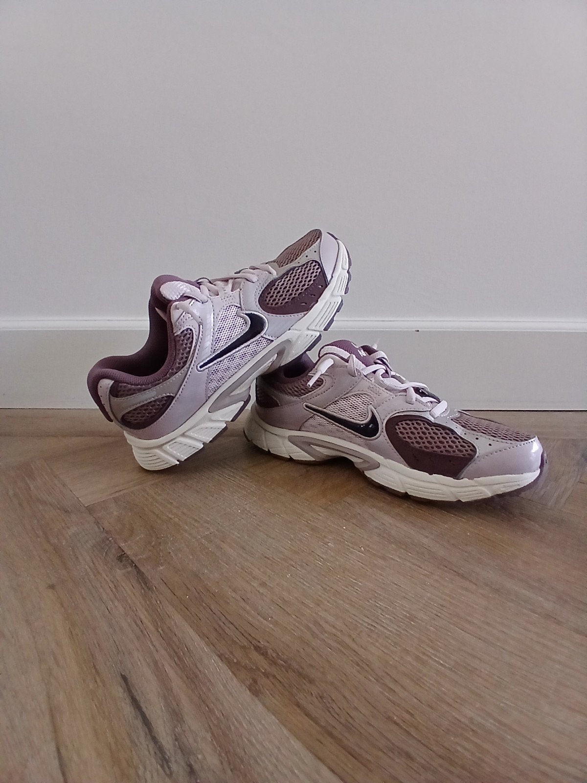 Nieuwe Nike V5 Sneakers - Stijlvol en Comfortabel, Overige kleuren, Nike, Nieuw, Ophalen of Verzenden