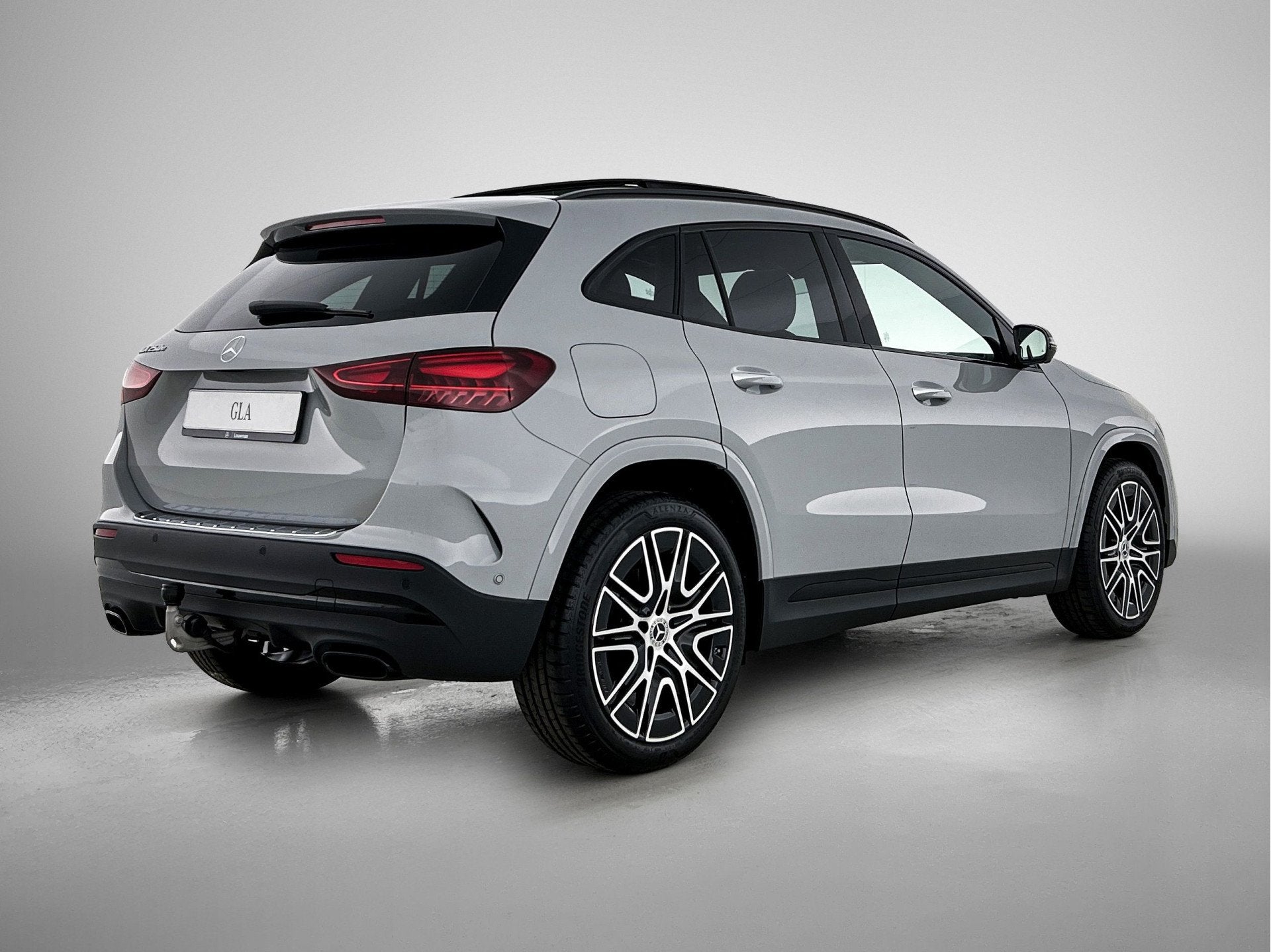 Mercedes-Benz GLA 250 e 140 Year Edition | Premium Plus pakk, Automatische klimaatregeling, Zwart, 4 cilinders, 15 kWh
