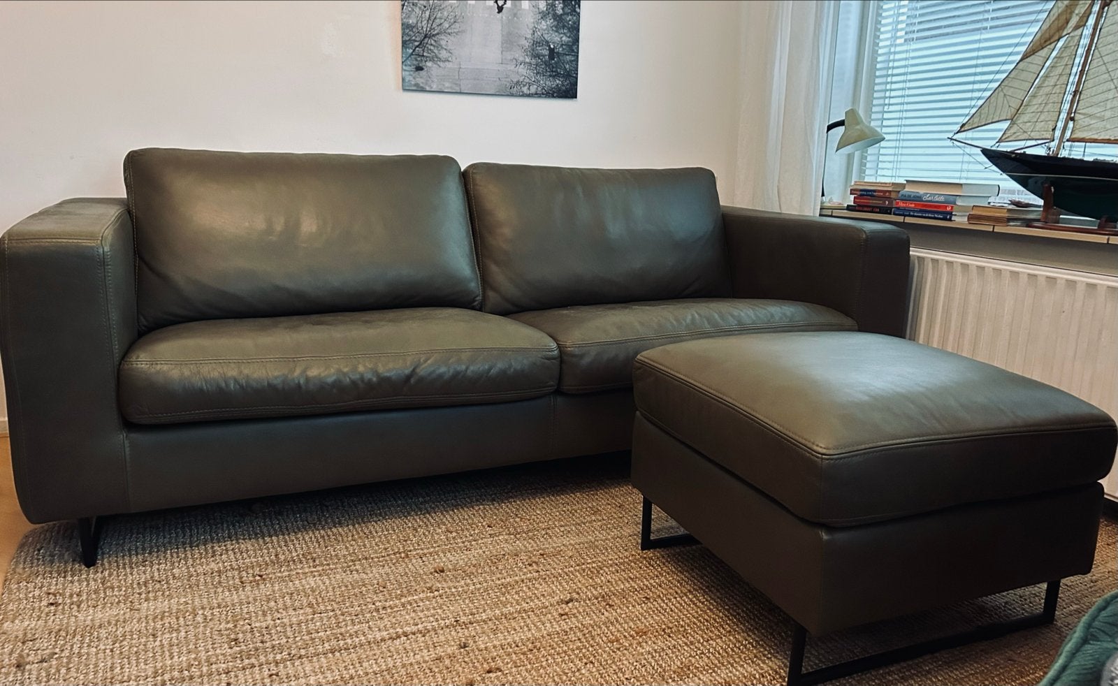 3-zitsbank + hocker olijfgroen leer met verzorgingsset, Ophalen, Driepersoons, Zo goed als nieuw, 200 tot 250 cm