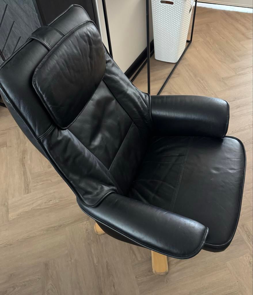 Verstelbare Zwarte fauteuil met Houten Onderstel, Ophalen, Gebruikt, Zwart, Eén