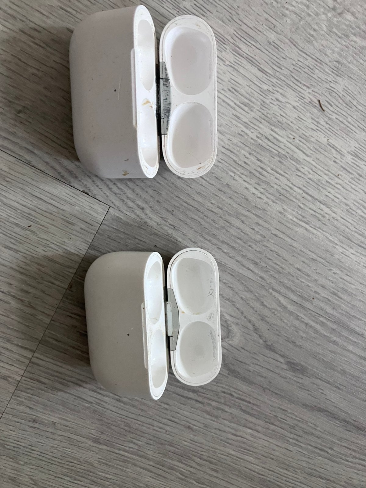 Apple airbods case 2x, Telecommunicatie, Mobiele telefoons | Oordopjes, Bluetooth, Ophalen of Verzenden, Zo goed als nieuw, Apple