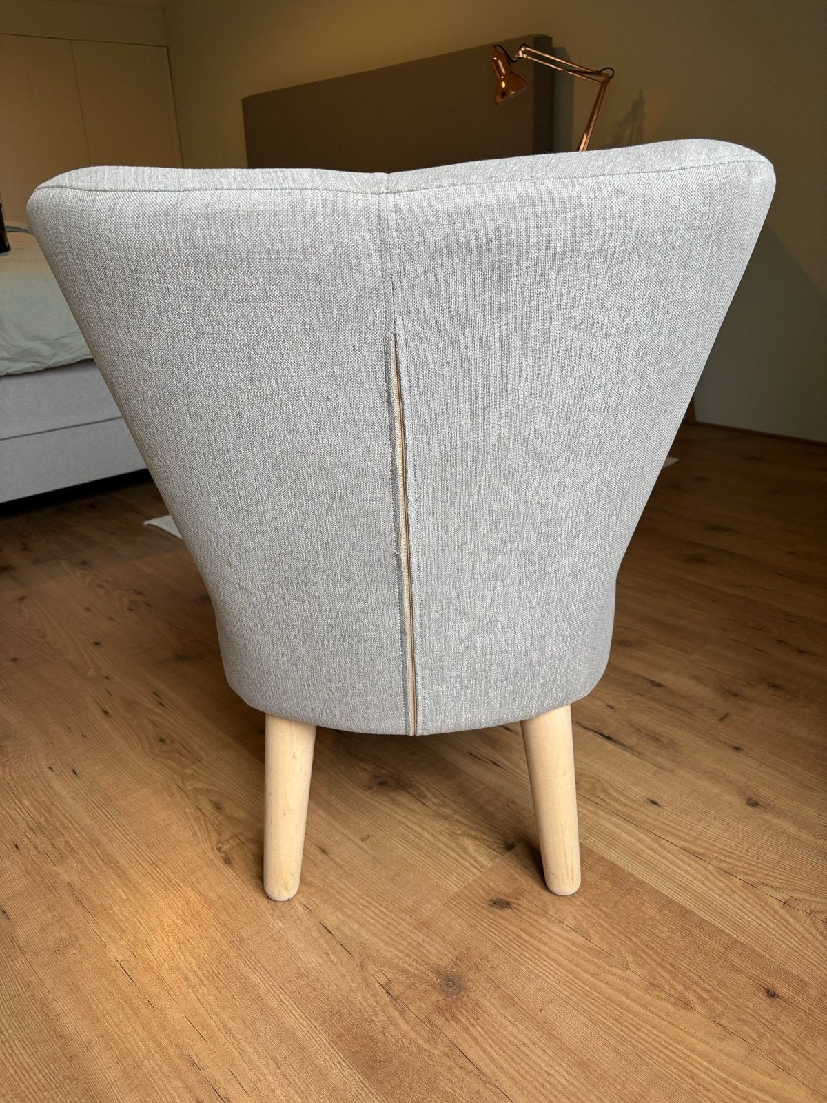 Grijze stoffen stoel met houten poten, Huis en Inrichting, Stoelen, Ophalen, Gebruikt, Scandanavisch, Hout