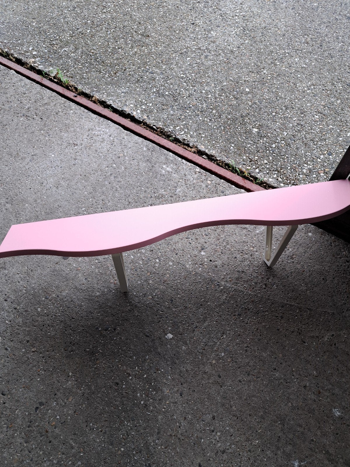 Leuke roze gewelfde plank Ekby Karl van Ikea met dragers, Huis en Inrichting, Woonaccessoires | Wandplanken en Boekenplanken, Ophalen