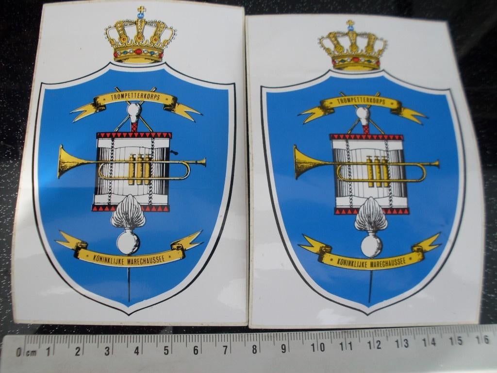 2x sticker trompetterkorps koninklijke marechaussee logo, Verzenden, Zo goed als nieuw, Bedrijf of Vereniging