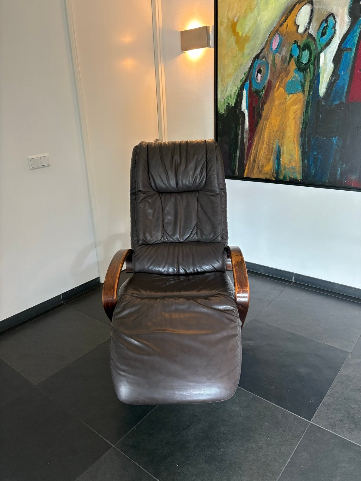 Luxe Elektrische relaxstoel HIMOLLA Mosel Donkerbruin Led, Huis en Inrichting, Ophalen, Gebruikt, Leer, 75 tot 100 cm