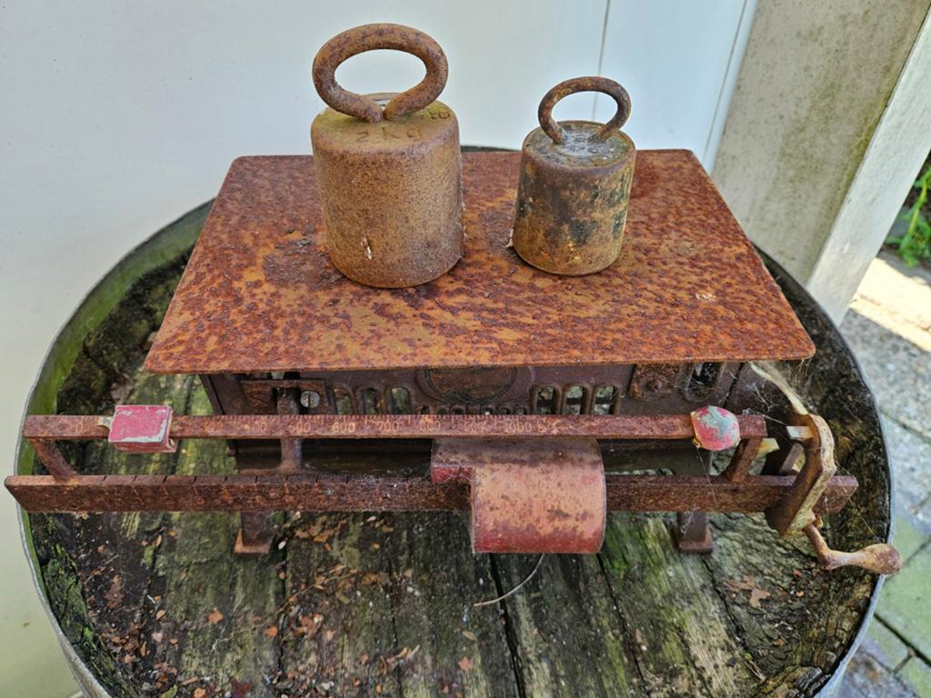 antieke weegschaal nostalgie met 2 gewichten, Ophalen
