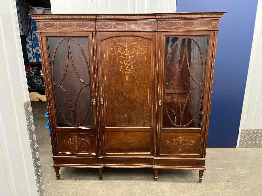 Prachtige Antieke Kast met glas in lood en guirlandes, 150 tot 200 cm, Glas, 150 tot 200 cm, 25 tot 50 cm