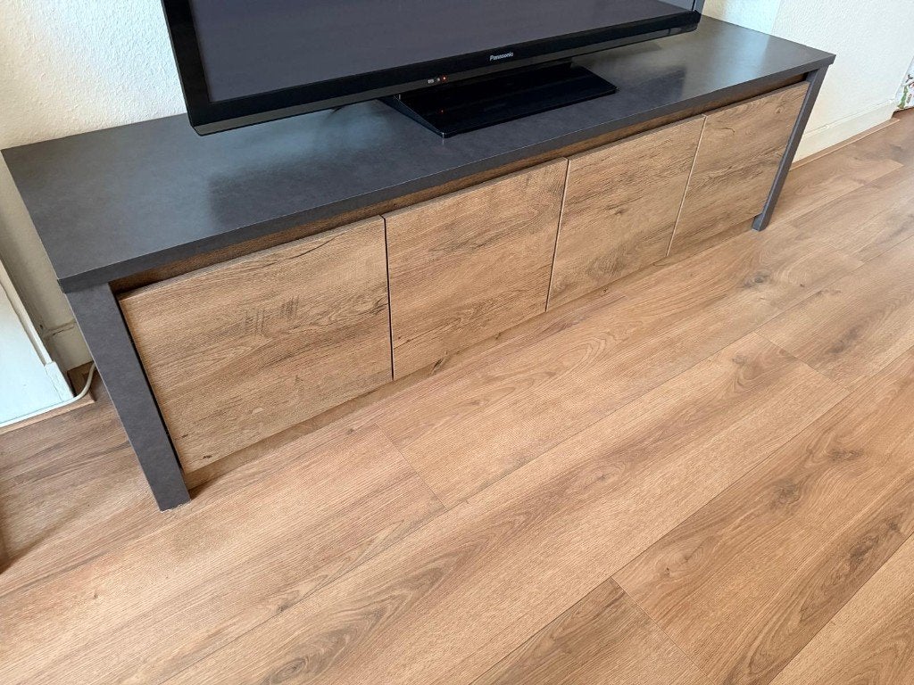 Robuust TV-Meubel Monaco Eiken met Donkergrijze Topplaat, Ophalen, 150 tot 200 cm, Modern industrieel Tv-meubel, Zo goed als nieuw