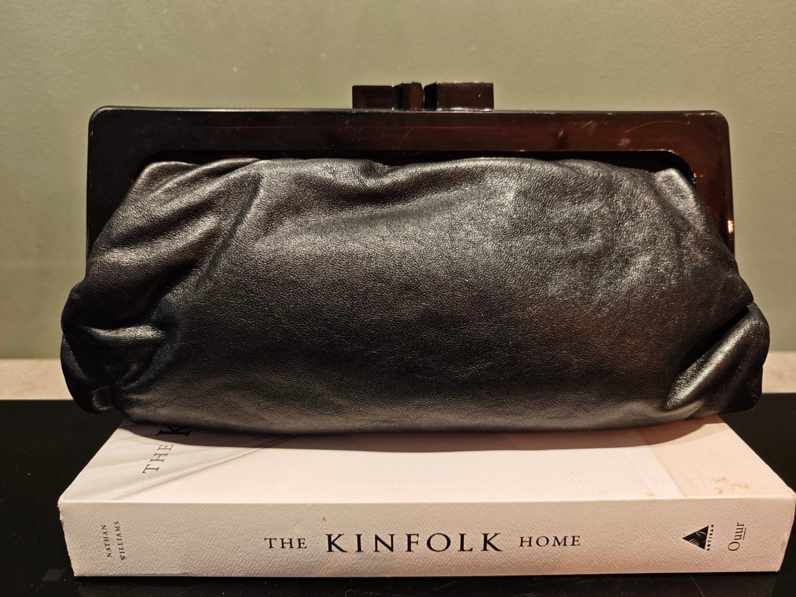Zwarte leren vintage clutch met stevige sluiting, Sieraden, Tassen en Uiterlijk, Ophalen of Verzenden, Gebruikt, Zwart, Avondtasje