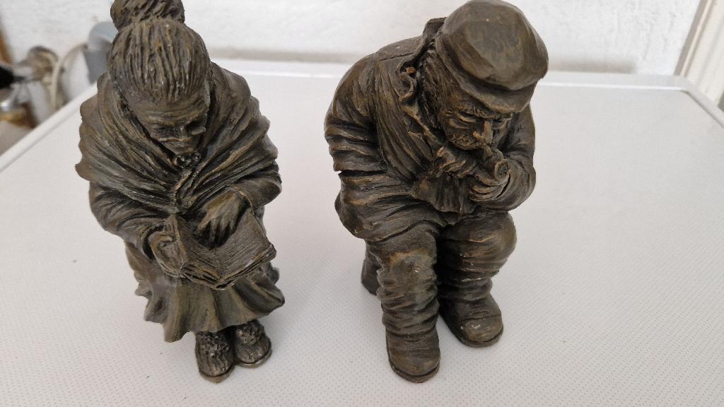 2 zware beelden opa en oma op krukje, Ophalen of Verzenden, Beeld, Minder dan 20 cm, Groep mensen