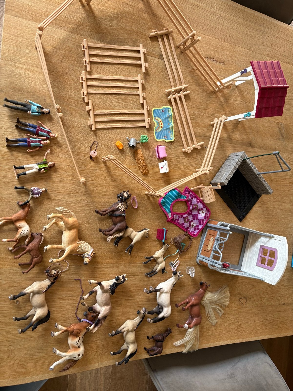 Grote Schleich set: paarden, stal, wasbox en accessoires, Ophalen of Verzenden, Gebruikt