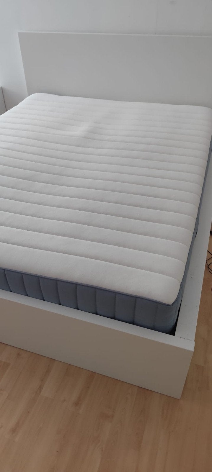 Gratis: Ikea MALM bedframe + VALEVÅG pocketveringmatras, Ophalen, Gebruikt, Tweepersoons, Bedbodem