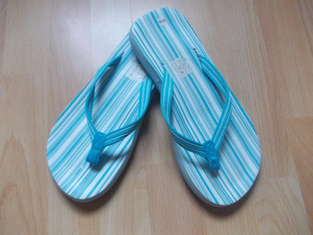 Teenslipper, aqua gestreept, maat 38/39., Blauw, Zo goed als nieuw, Ophalen, Slippers