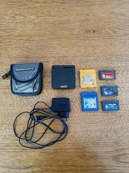 Nintendo Gameboy Advance SP Zwart + Pokemon Yellow & Blue, Spelcomputers en Games, Spelcomputers | Nintendo Game Boy, Ophalen