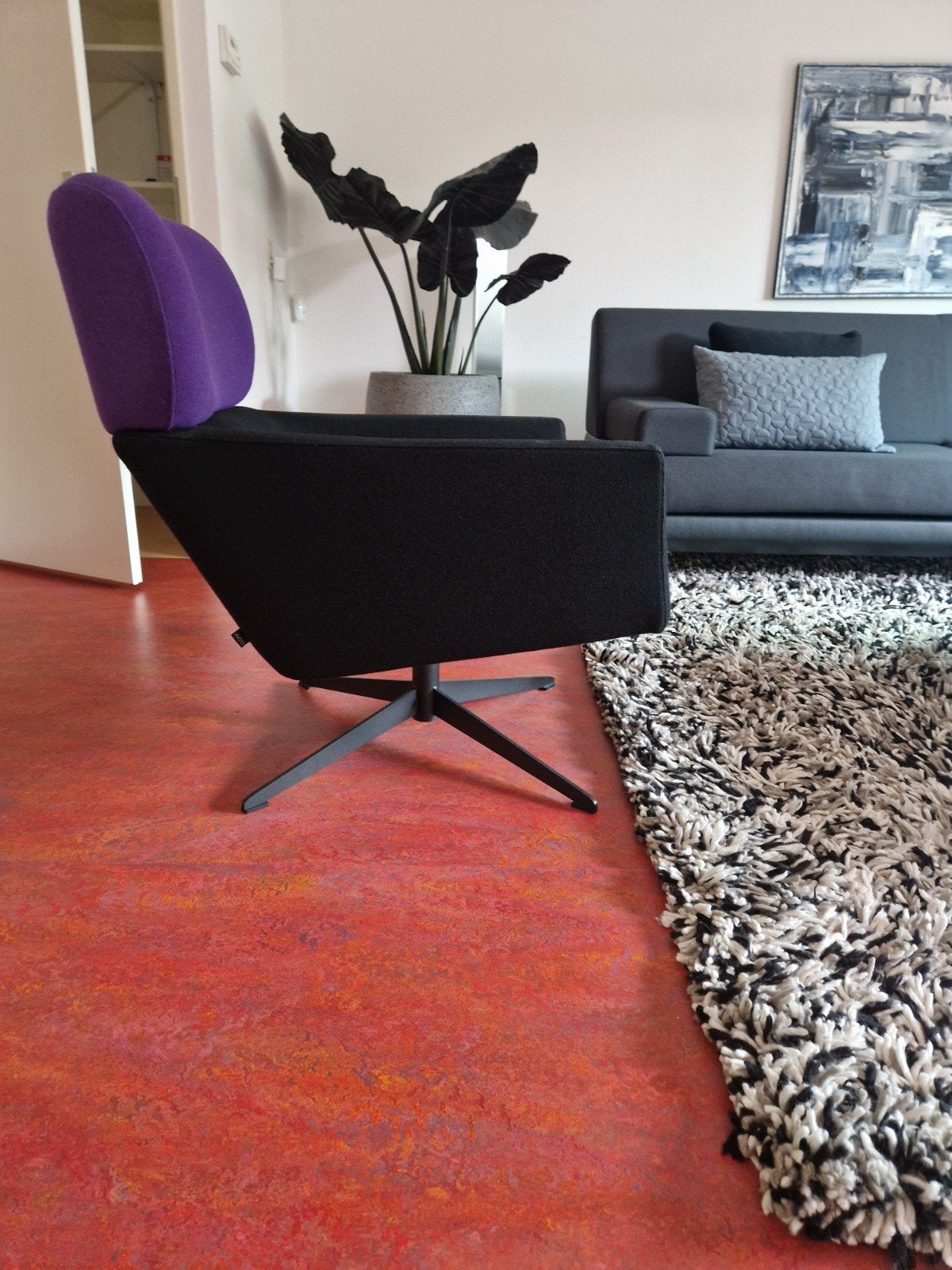 Moderne fauteuil met paarse rugleuning en draaivoet, Huis en Inrichting, Gebruikt, 75 tot 100 cm, Metaal, 75 tot 100 cm