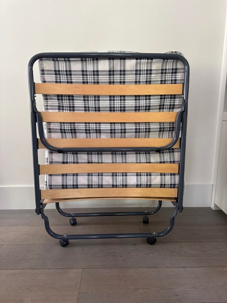 Opvouwbaar logeerbed met matras en wieltjes, Zo goed als nieuw, Grijs, Eenpersoons, 70 cm of minder