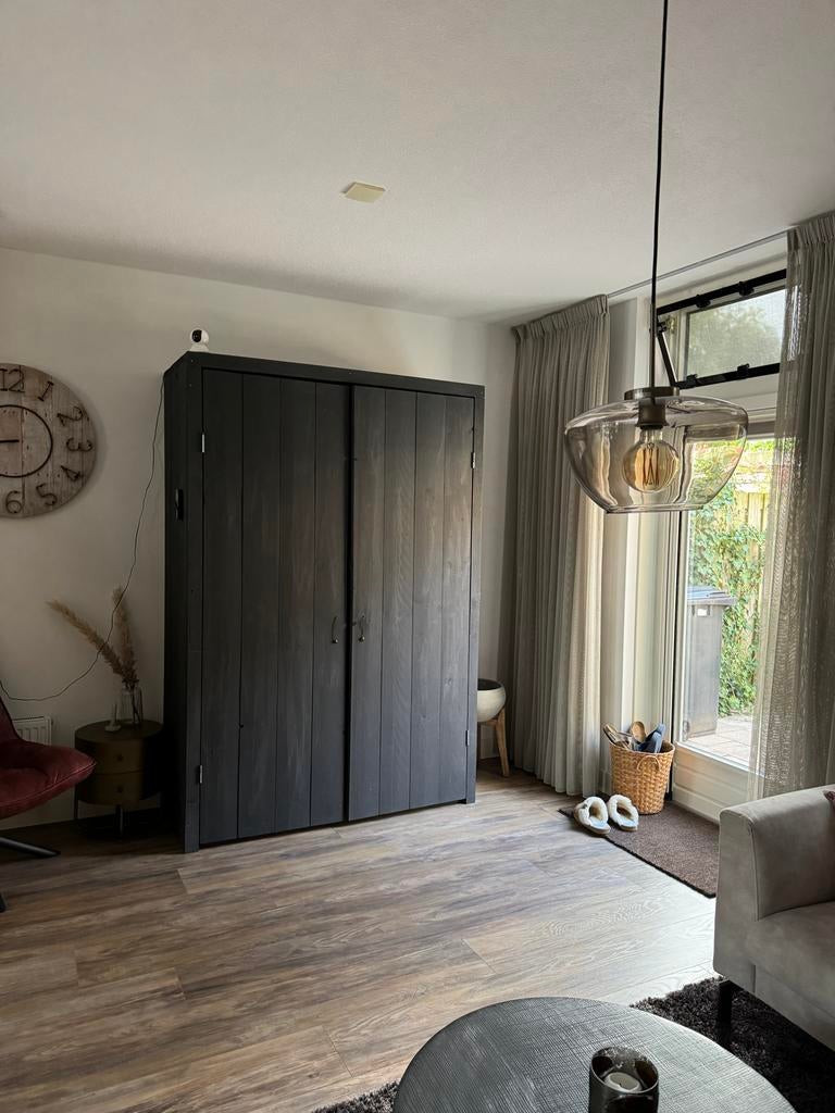 Zwarte kast gemaakt door meubelmaker van masief  hout, Gebruikt, 100 tot 150 cm, 200 cm of meer, Ophalen of Verzenden