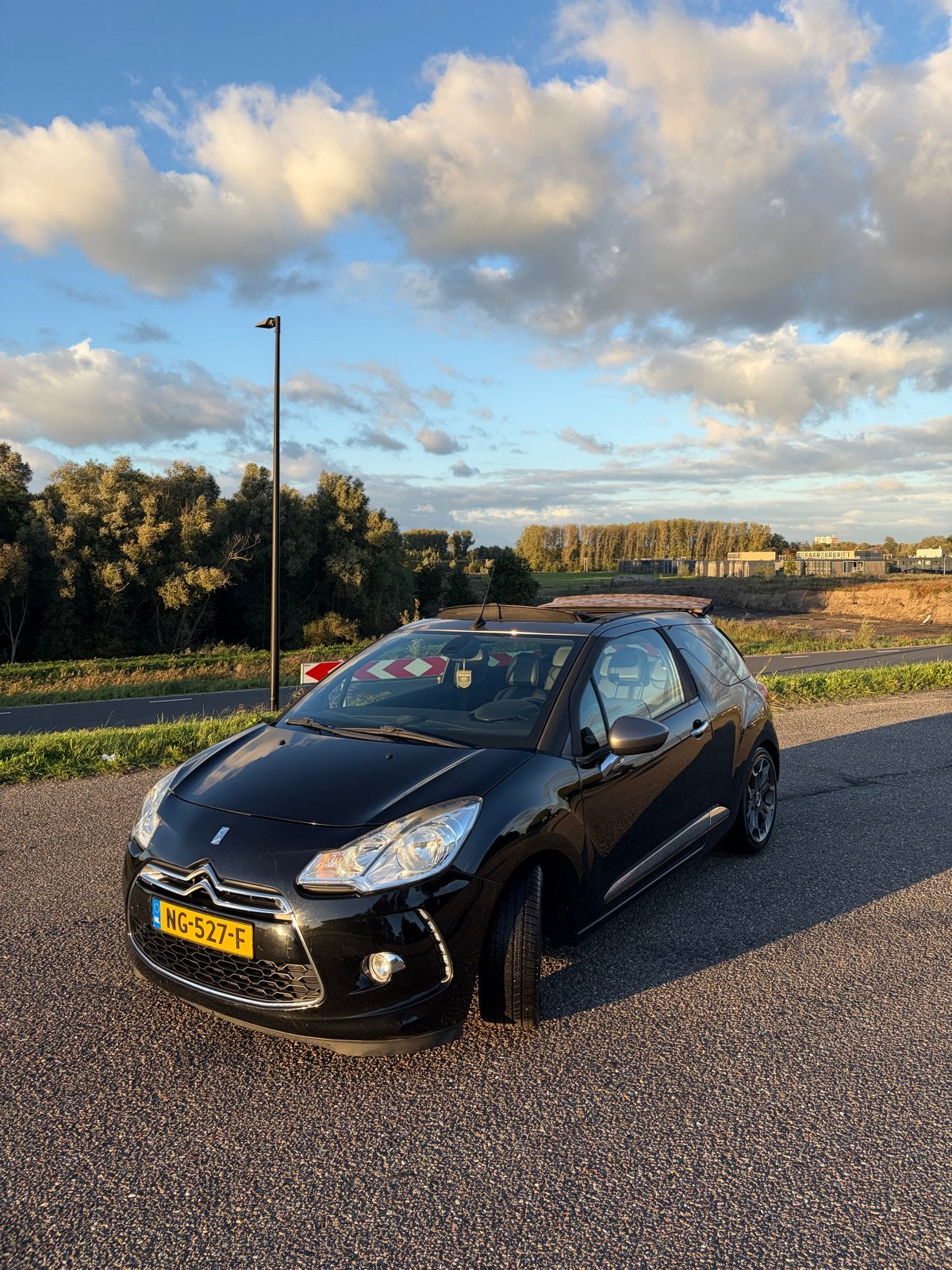 Citroën DS3 1.6 THP Cabrio 2013 Zwart, Voorwielaandrijving, 1131 kg, Handgeschakeld, 570 kg