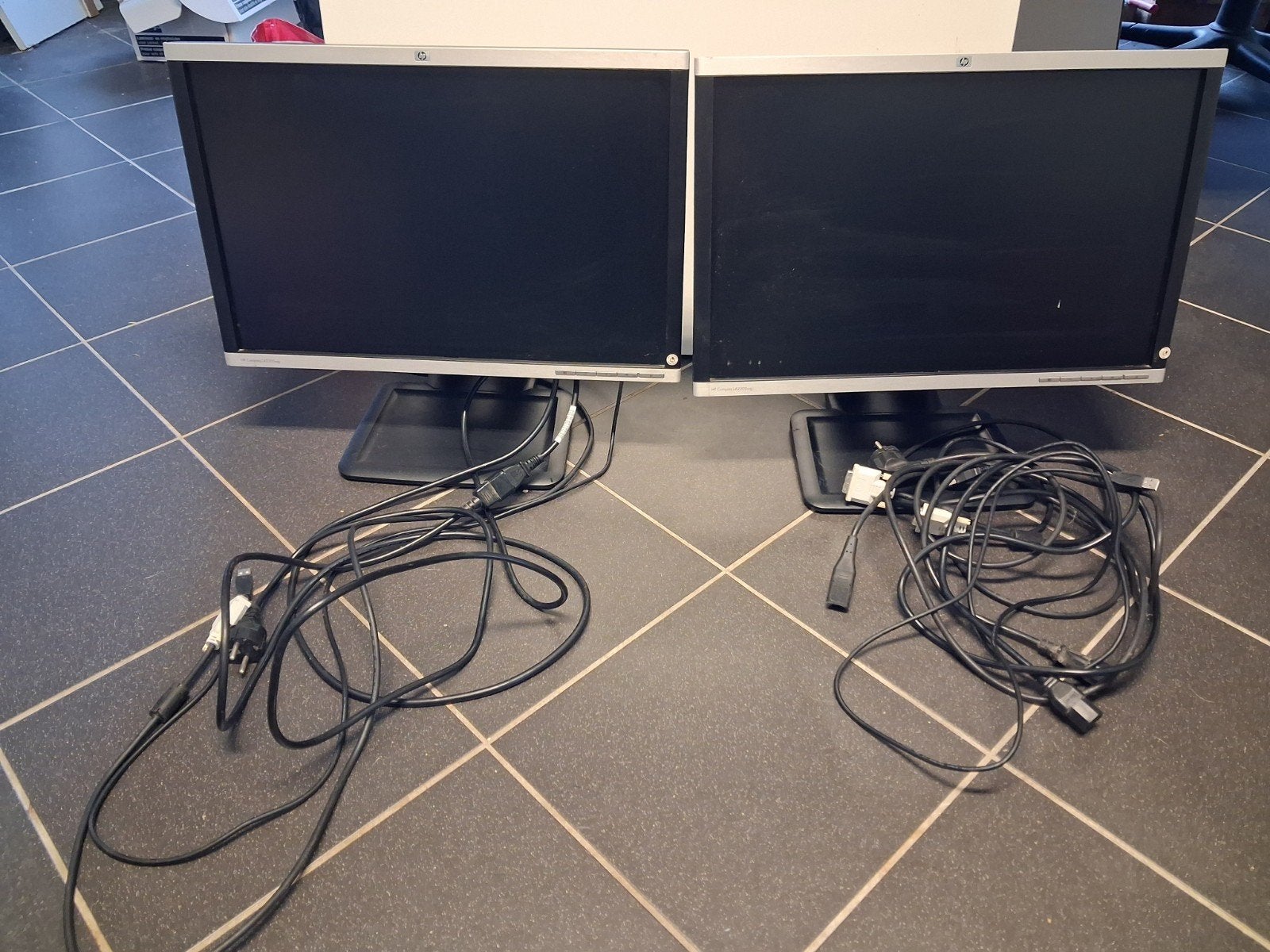 HP monitoren (2 stuks) met kabels, Computers en Software, Ophalen of Verzenden, Gebruikt, DVI, HP