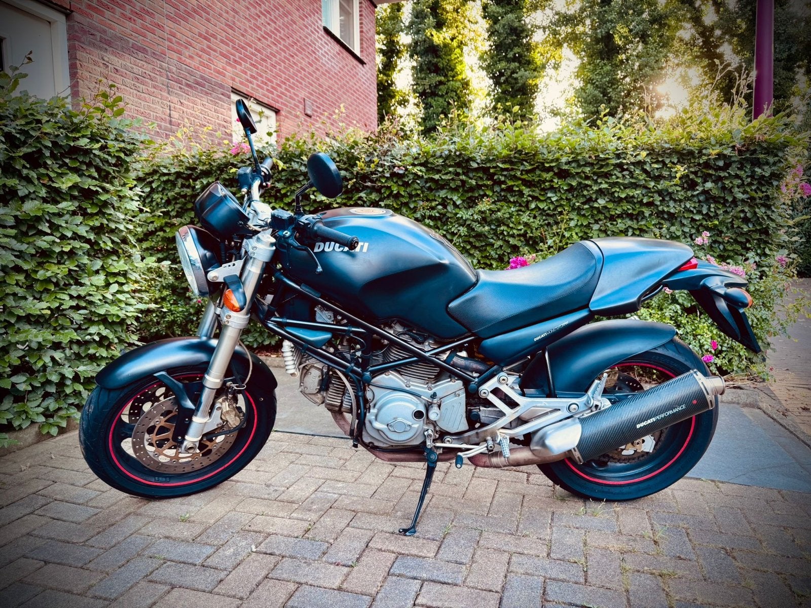 Ducati Monster M750 - 2001 - Zwart met rode accenten, Motoren, 750 cc, 2 cilinders, Sportuitlaat, Motorrijbewijs A